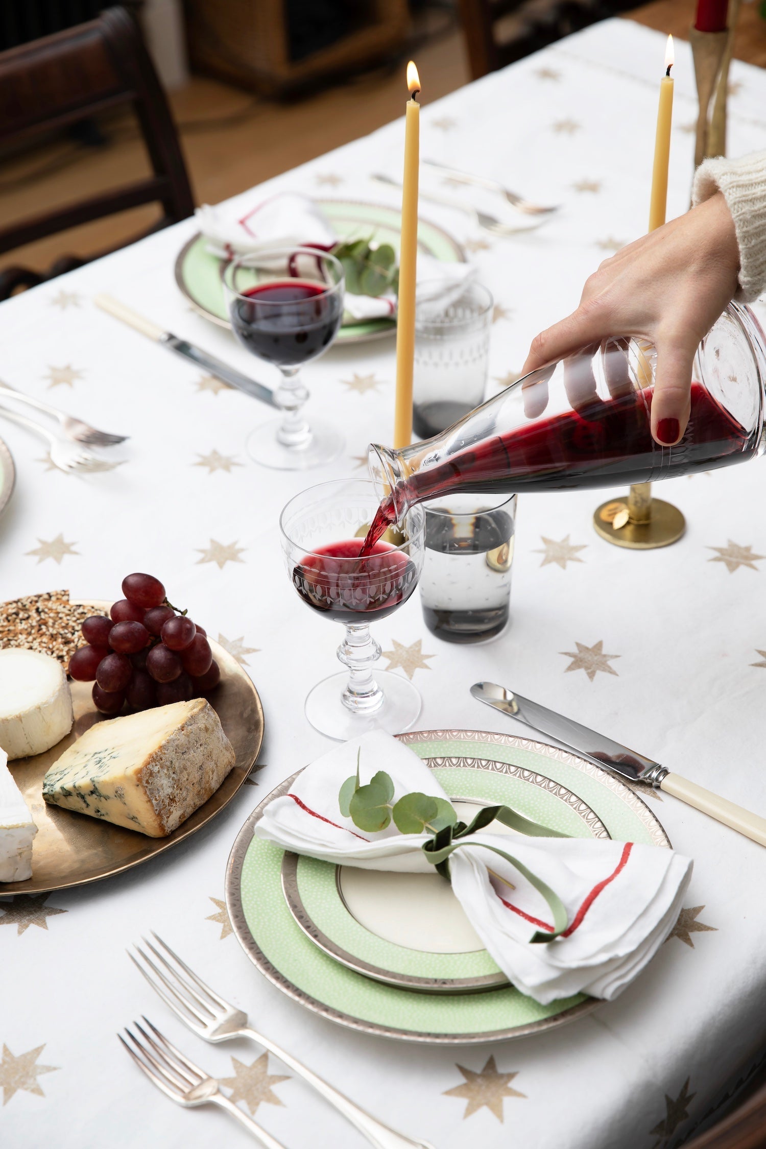 Styling Your Festive Soirée: A Guide to Tablescaping That Sparkles