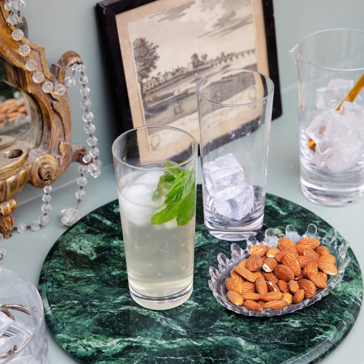 Un ensemble de quatre grands verres en cristal avec motif lentille