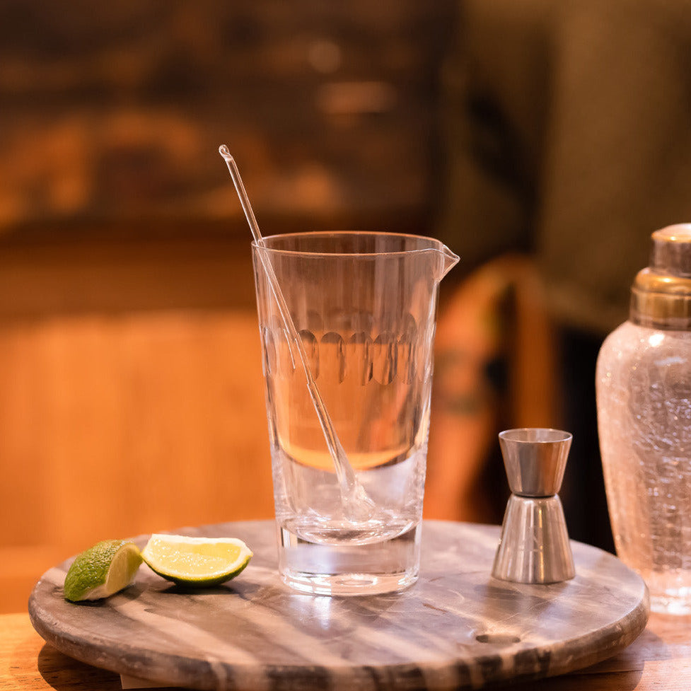 Un Mixing Glass con Design a Lente