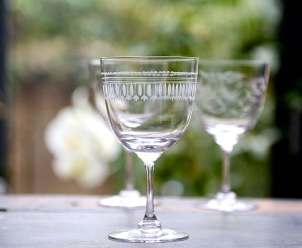 Crystal Wine Glasses with Ovals Design