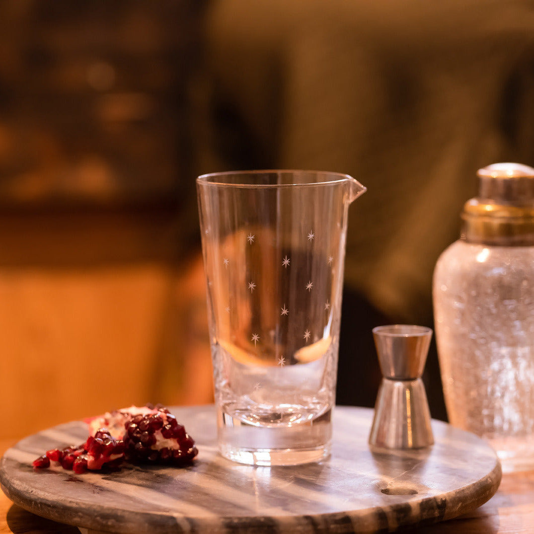 Un mixing glass con design a stelle